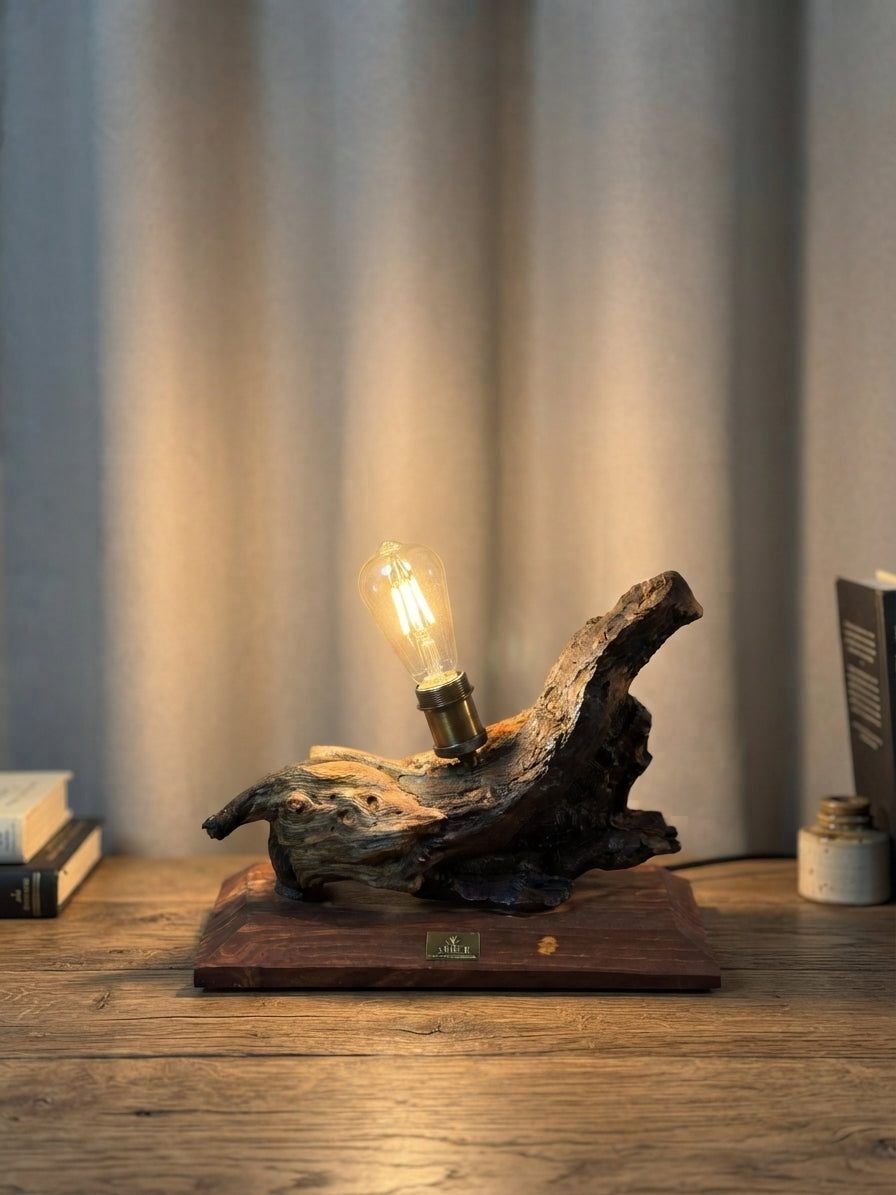 Sable Wolf Driftwood Lamp
